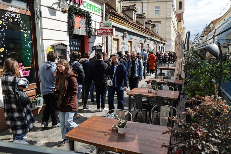 U redovima se čekalo ispred birališta i u popodnevnim satima