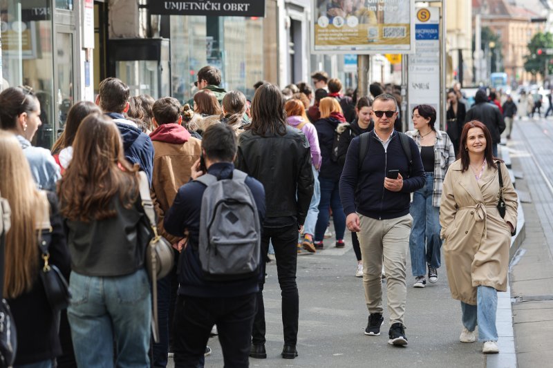 U redovima se čekalo ispred birališta i u popodnevnim satima