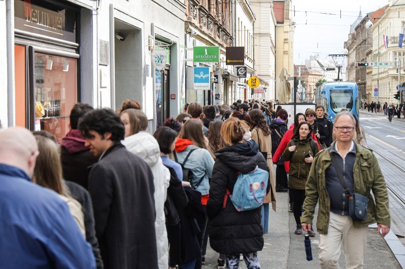 U redovima se čekalo ispred birališta i u popodnevnim satima