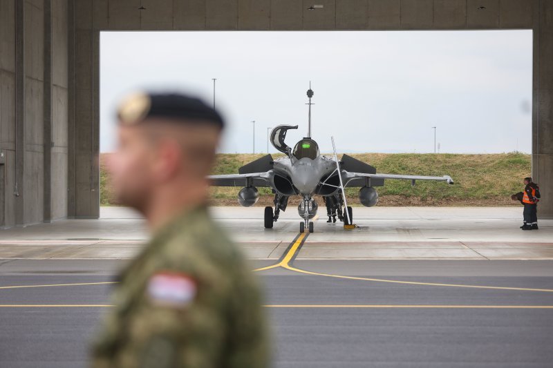 Borbeni avioni Rafale parkirani u Zračnoj luci Zagreb