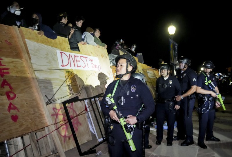 Policajci se suočavaju s propalestinskim prosvjednicima u kampusu Kalifornijskog sveučilišta Los Angeles (UCLA).