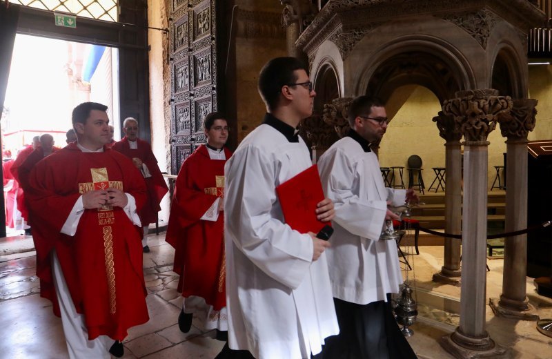 Svečana procesija i sveta misa u čast svetog Duje u Splitu