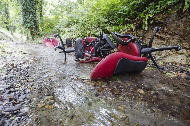 Uredske stolice bačene u potok na ulazu u Park prirode Medvednica