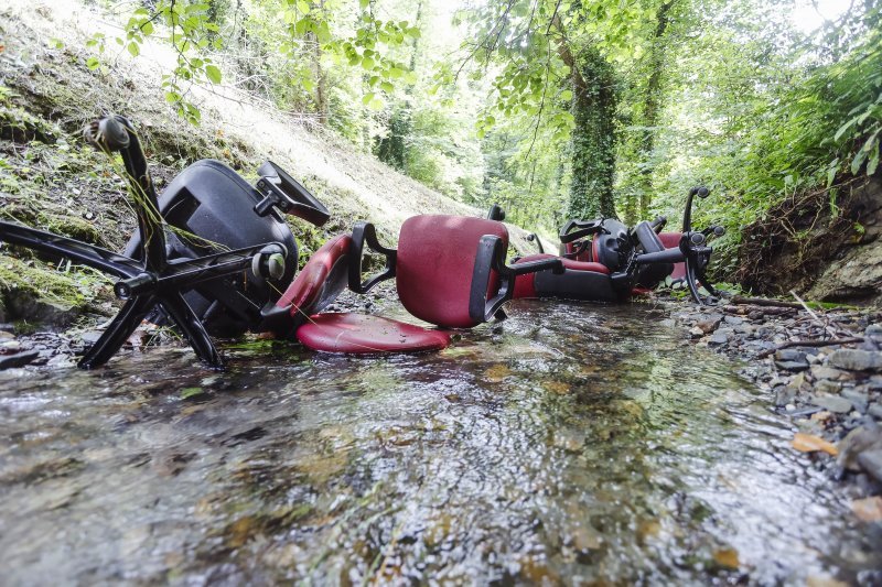 Uredske stolice bačene u potok na ulazu u Park prirode Medvednica