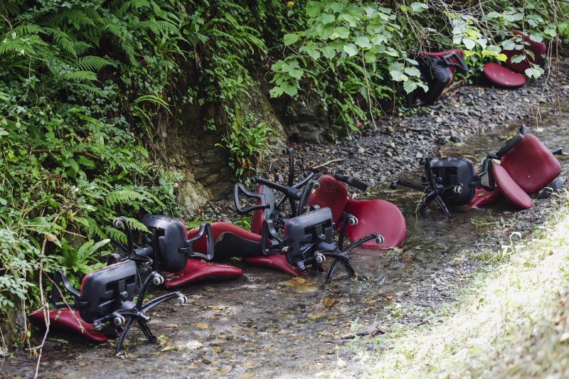 Uredske stolice bačene u potok na ulazu u Park prirode Medvednica