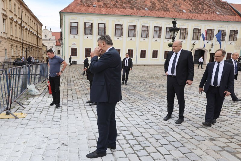 Premijer Andrej Plenković na Markovu trgu, na mjestu gdje se jedan čovjek polio benzinom i zapalio te je u teškom stanju prevezen u bolnicu.