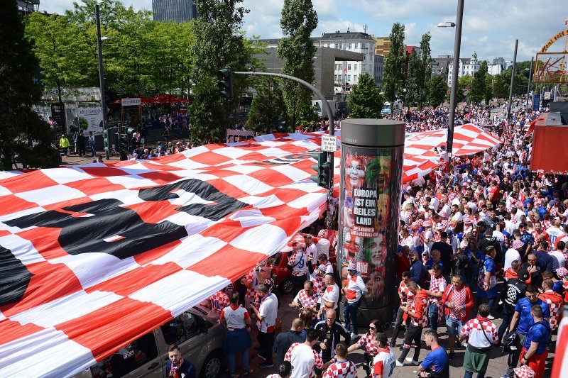 Hrvatski navijači prije utakmice Hrvatska - Albanija