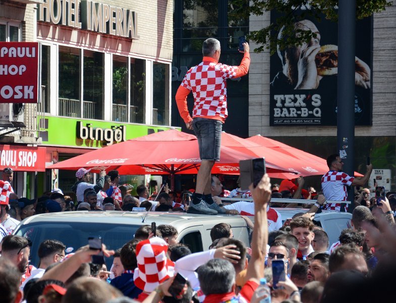 Hrvatski navijači prije utakmice Hrvatska - Albanija