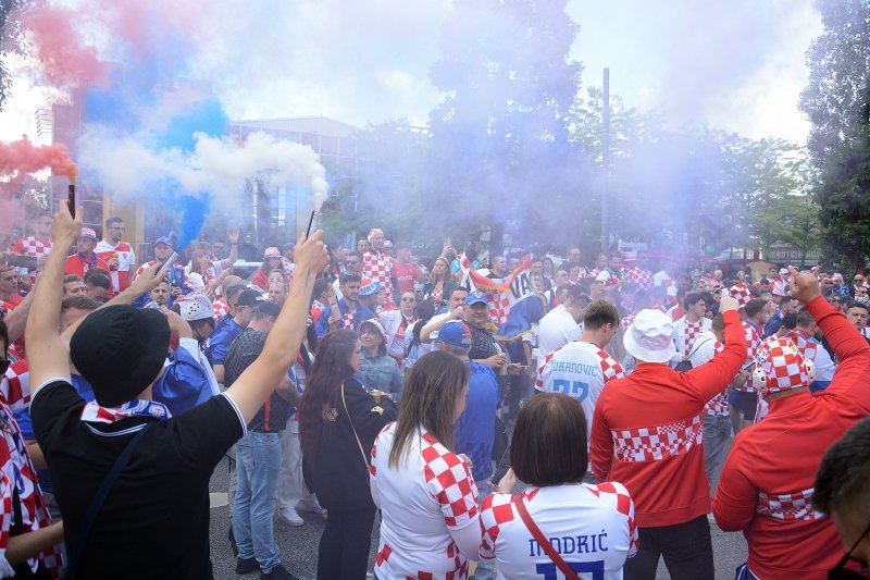 Hrvatski navijači prije utakmice Hrvatska - Albanija