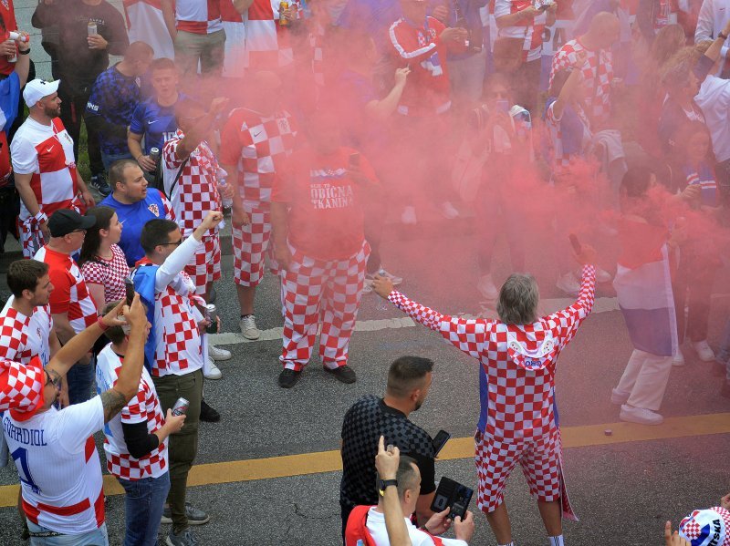 Hrvatski navijači prije utakmice Hrvatska - Albanija