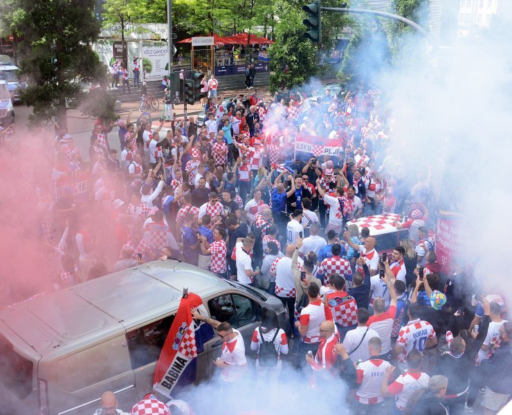 Hrvatski navijači prije utakmice Hrvatska - Albanija