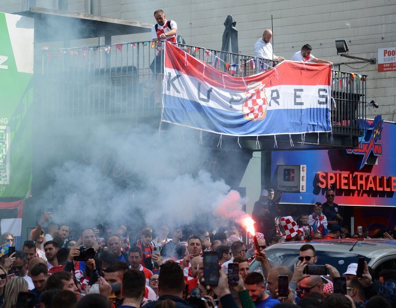 Hrvatski navijači prije utakmice Hrvatska - Albanija