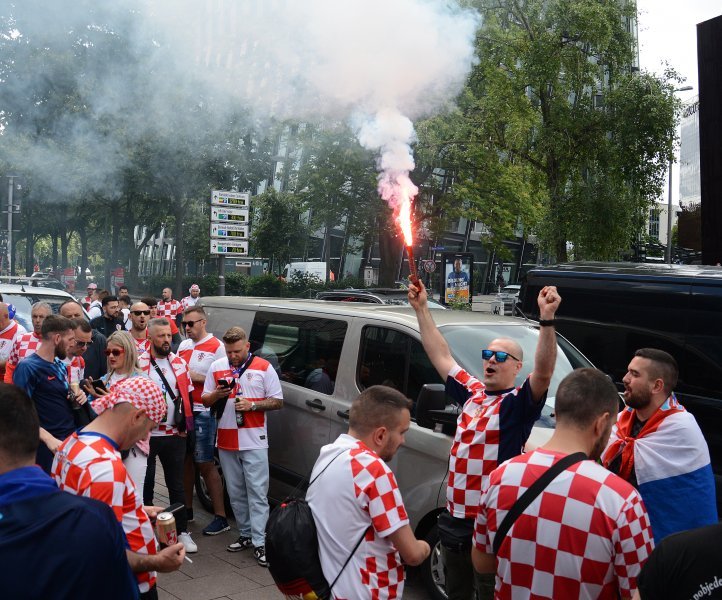 Hrvatski navijači prije utakmice Hrvatska - Albanija