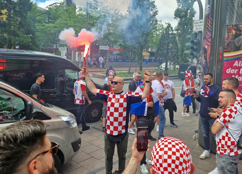 Hrvatski navijači prije utakmice Hrvatska - Albanija
