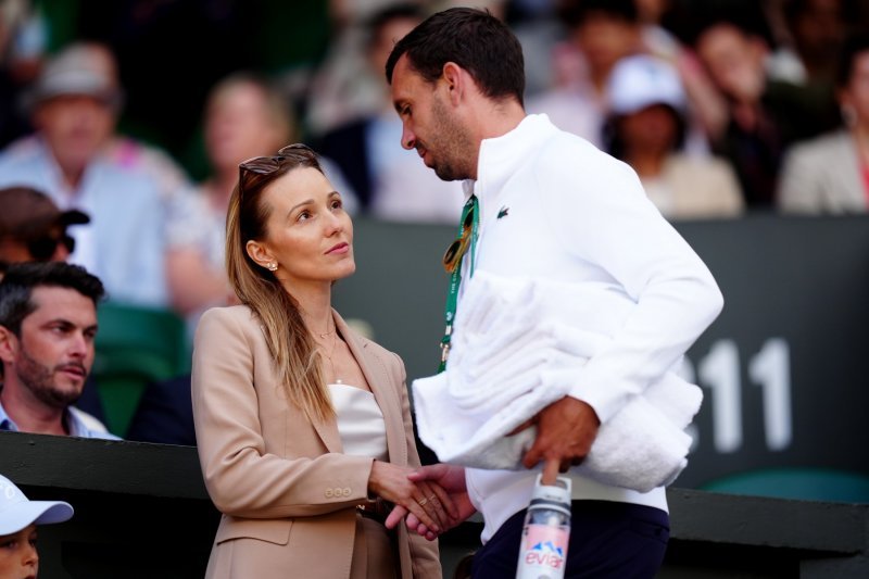 Jelena Đoković s djecom na Wimbledonu