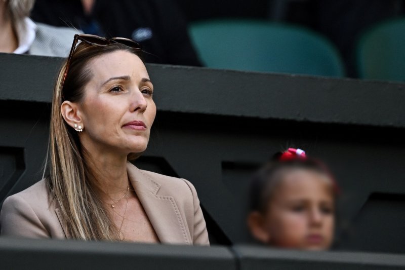 Jelena Đoković s djecom na Wimbledonu
