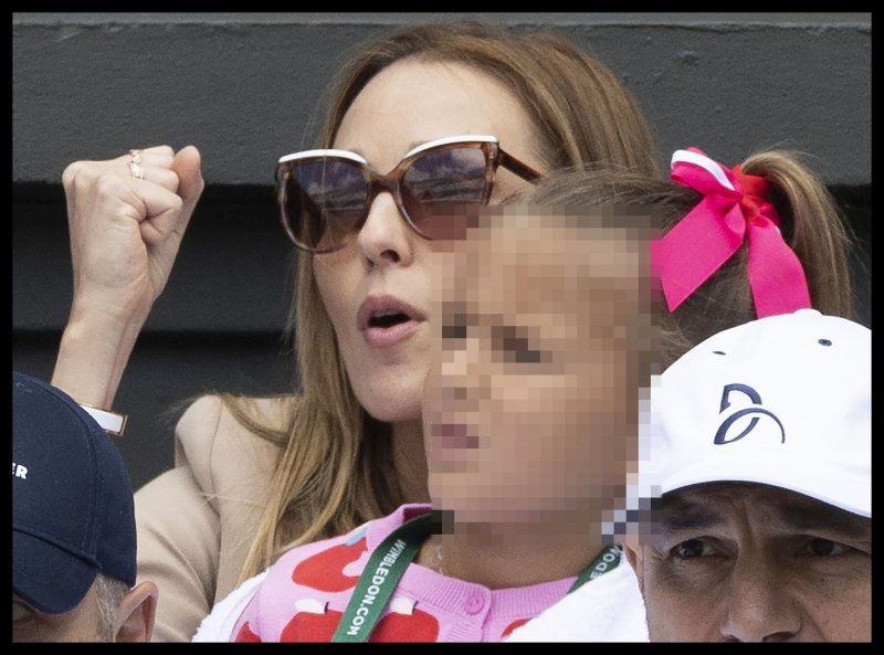 Jelena Đoković s djecom na Wimbledonu