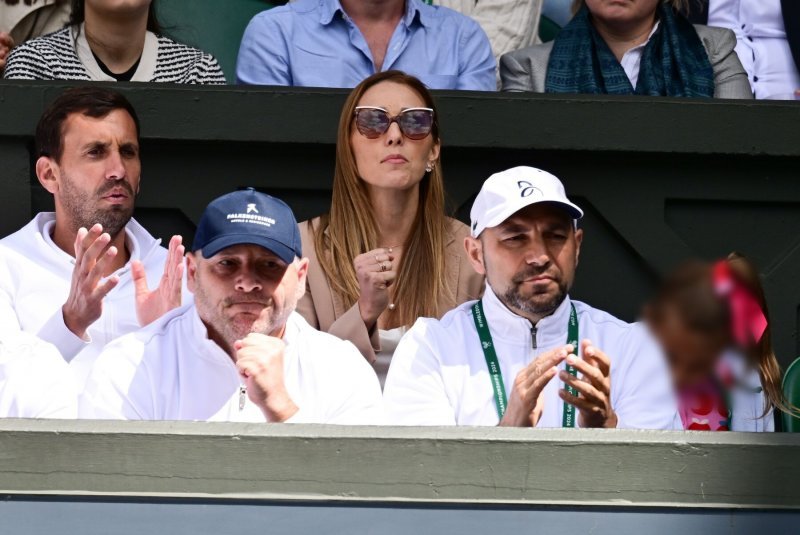 Jelena Đoković s djecom na Wimbledonu