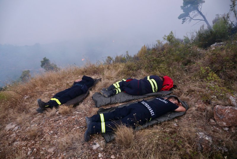 Nakon cjelonoćne borbe s vatrenom stihijom, vatrogasci su umorni dočekali jutro na požarištu u Podgori podno Biokova.