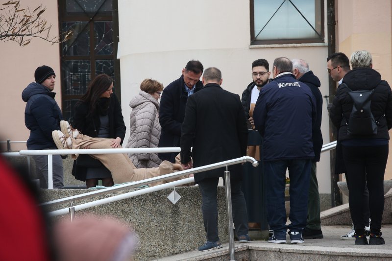 Dragan Primorac pomogao djevojci kojoj je pozlilo za vrijeme mise