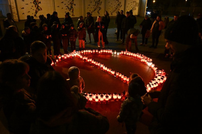 Građani pale svijeće na školskom igralištu OŠ Prečko