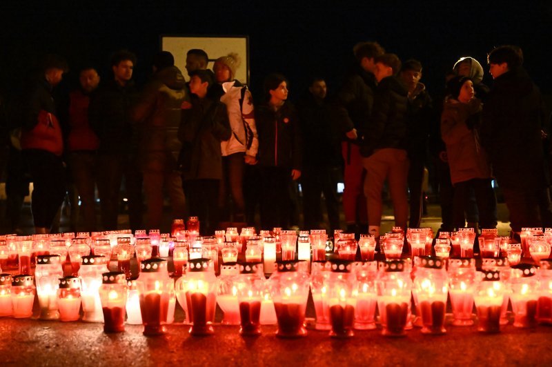 Građani pale svijeće na školskom igralištu OŠ Prečko