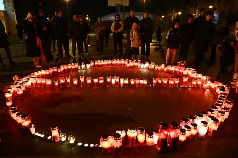 Građani pale svijeće na školskom igralištu OŠ Prečko