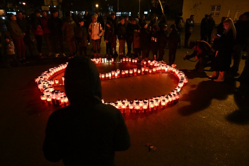 Građani pale svijeće na školskom igralištu OŠ Prečko