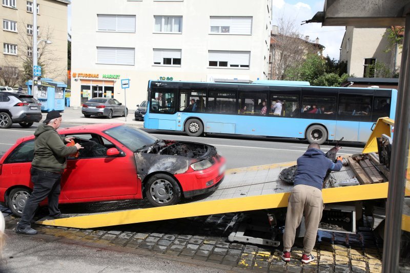 Zapalio se automobil