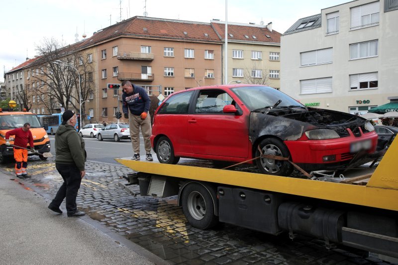 Zapalio se automobil
