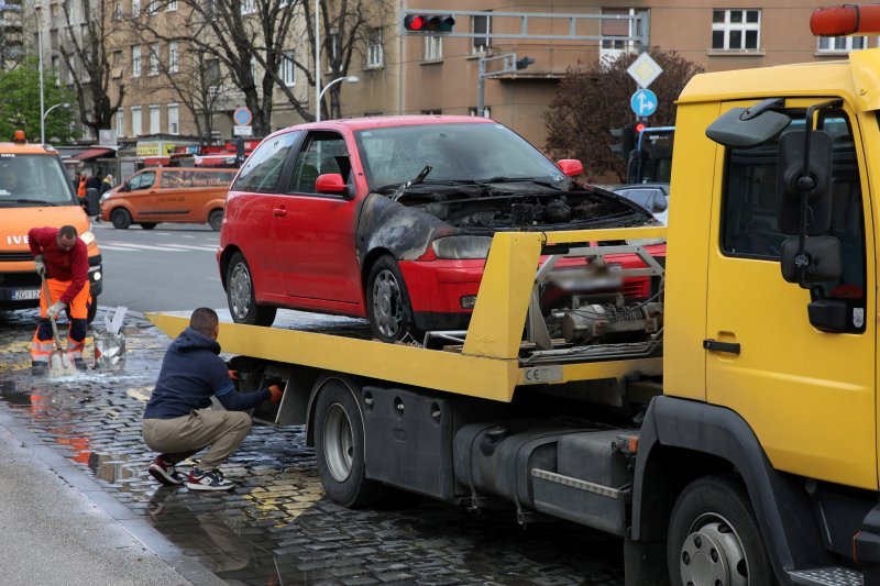 Zapalio se automobil