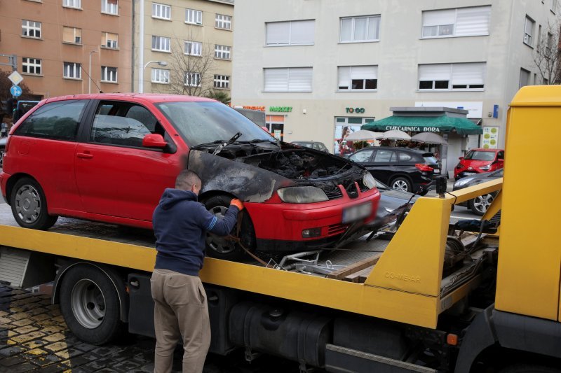 Zapalio se automobil