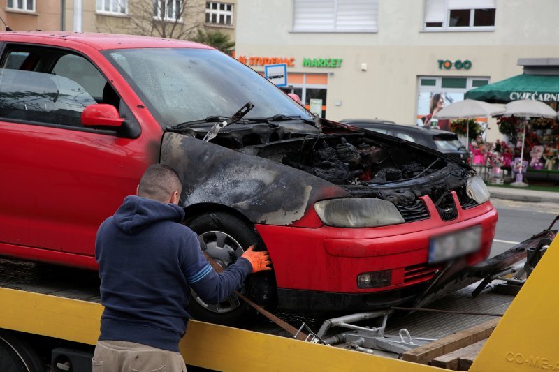 Zapalio se automobil