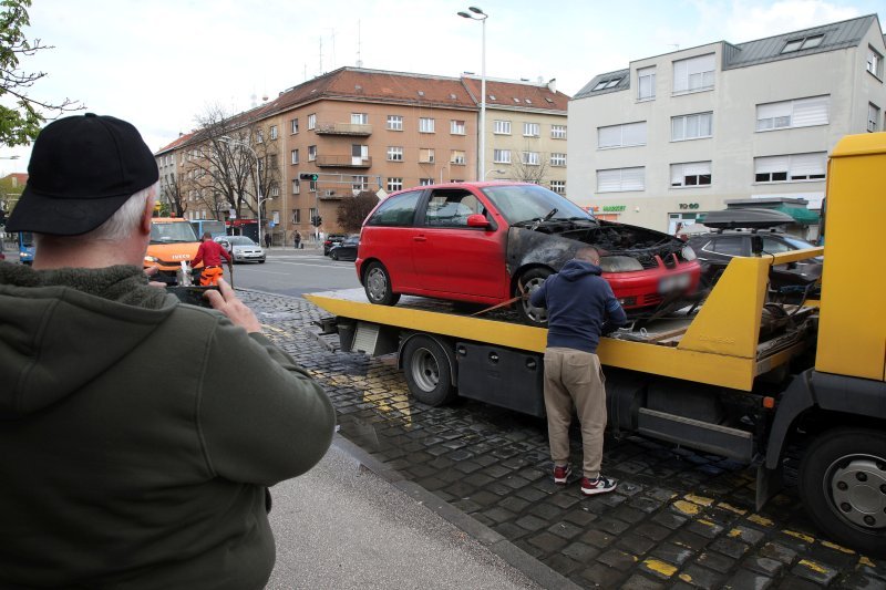 Zapalio se automobil