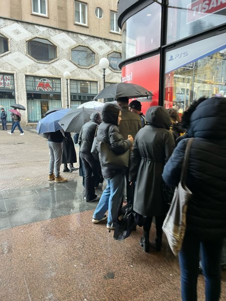 Gužva pred Tisak Media poslovnicom