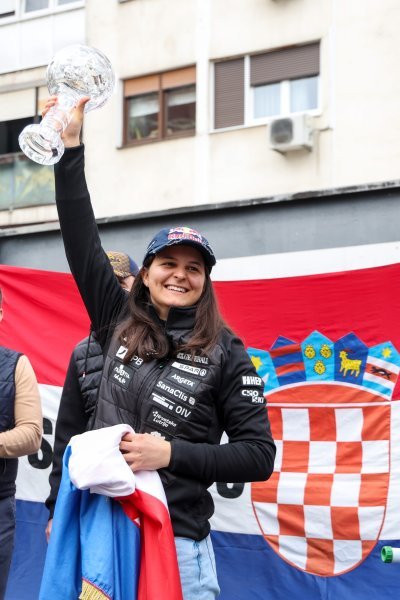 Doček Zrinke Ljutić u njezinom kvartu Sloboštini
