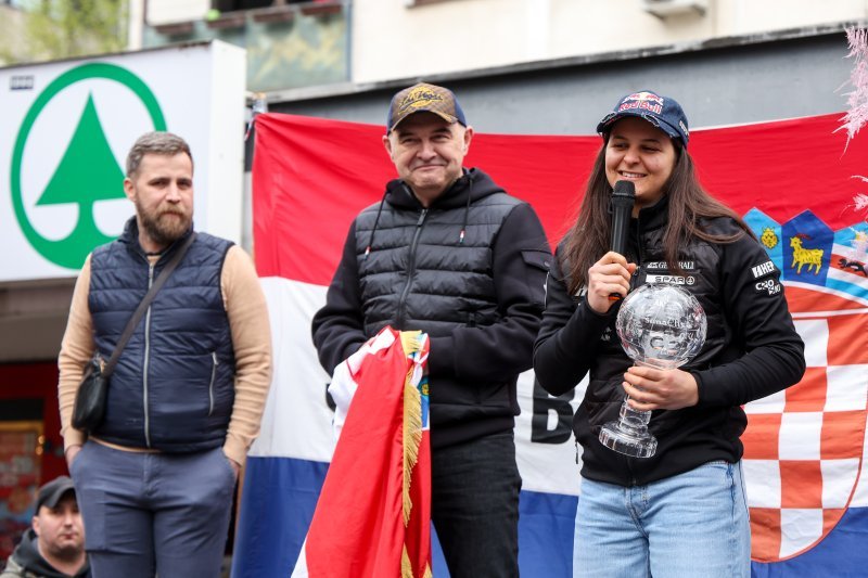 Doček Zrinke Ljutić u njezinom kvartu Sloboštini