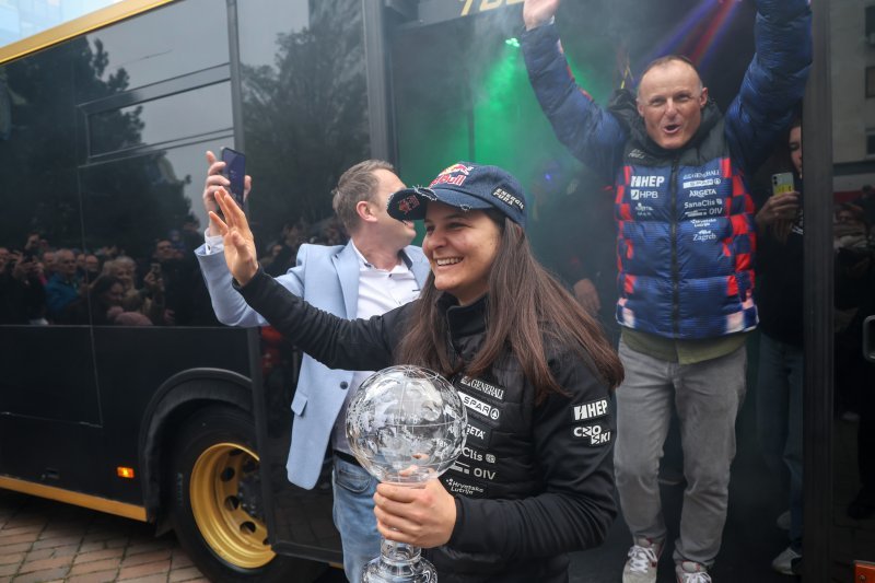 Doček Zrinke Ljutić u njezinom kvartu Sloboštini