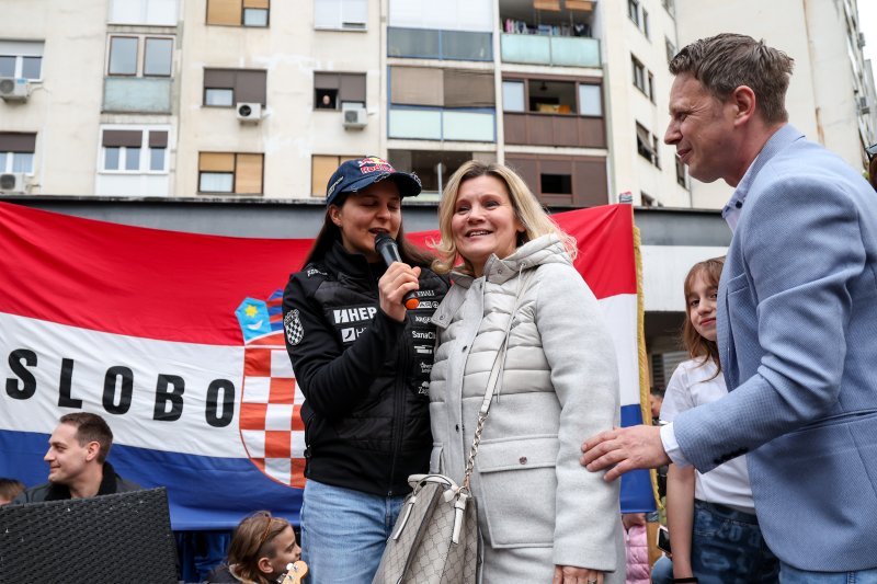 Doček Zrinke Ljutić u njezinom kvartu Sloboštini