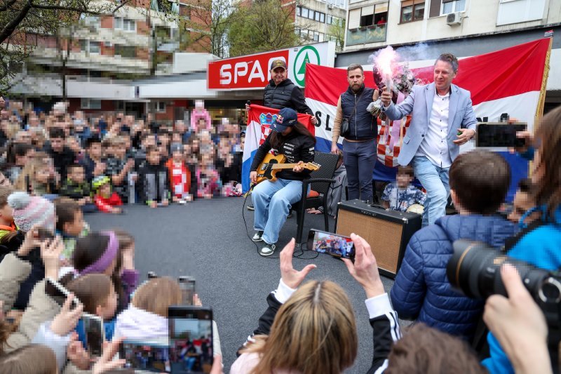 Doček Zrinke Ljutić u njezinom kvartu Sloboštini