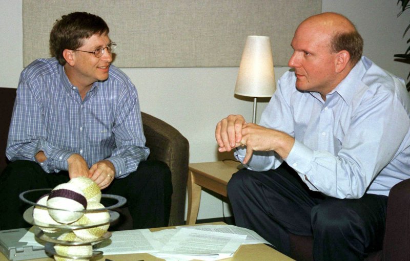 2000.: Steve Ballmer nasljeđuje Gatesa kao drugi izvršni direktor tvrtke