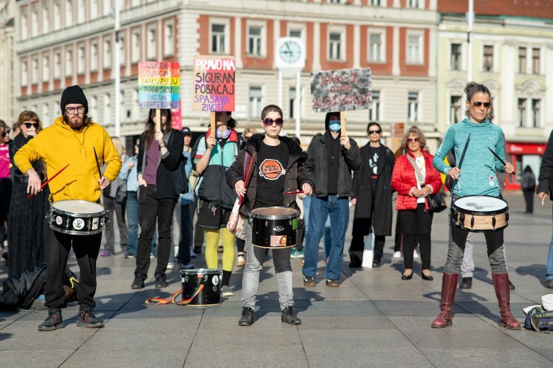 Zagreb: Molitelji se okupili na glavnom trgu, organiziran i protuprosvjed