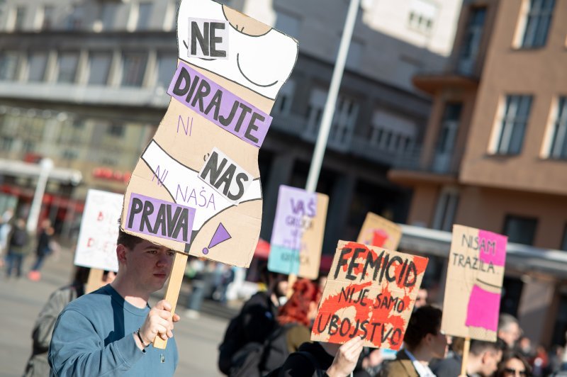 Zagreb: Molitelji se okupili na glavnom trgu, organiziran i protuprosvjed