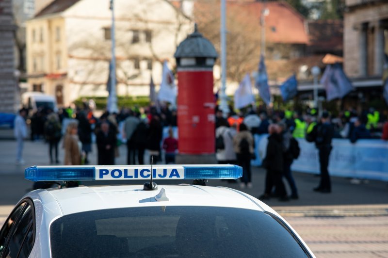 Zagreb: Molitelji se okupili na glavnom trgu, organiziran i protuprosvjed