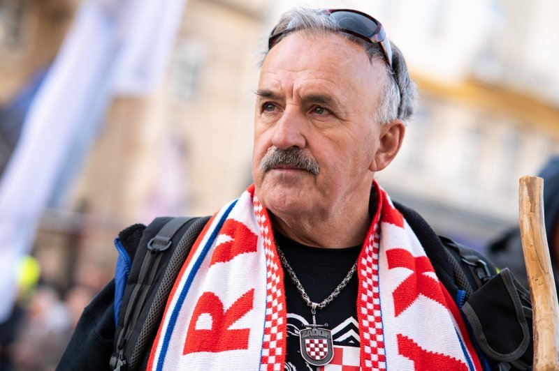 Zagreb: Molitelji se okupili na glavnom trgu, organiziran i protuprosvjed