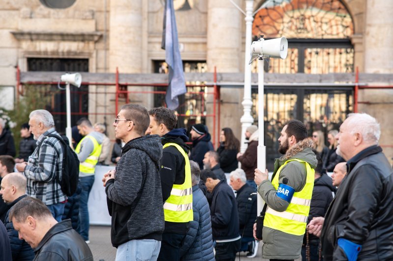 Zagreb: Molitelji se okupili na glavnom trgu, organiziran i protuprosvjed