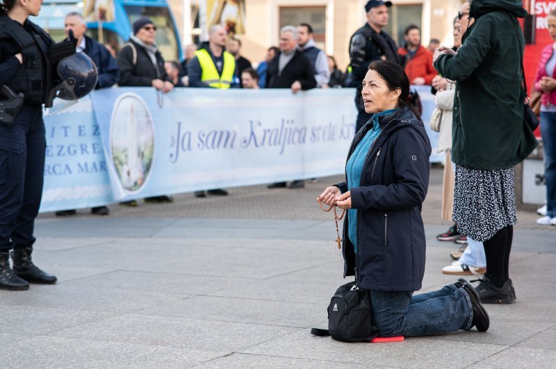Zagreb: Molitelji se okupili na glavnom trgu, organiziran i protuprosvjed