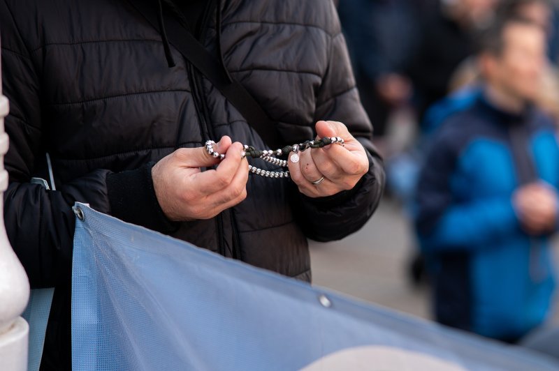 Zagreb: Molitelji se okupili na glavnom trgu, organiziran i protuprosvjed