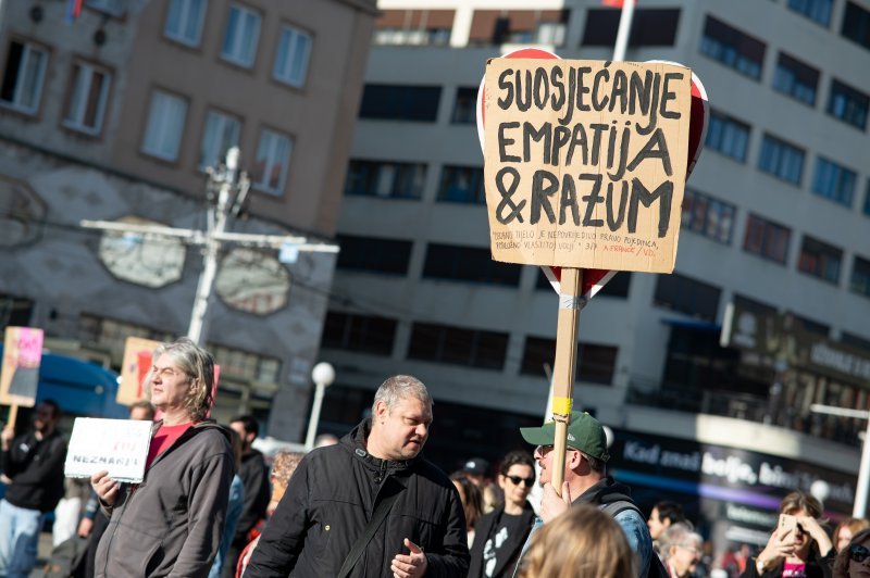 Zagreb: Molitelji se okupili na glavnom trgu, organiziran i protuprosvjed