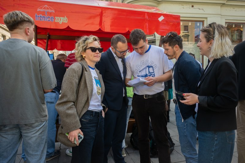 Ivana Kekin s građanima u centru Zagreba